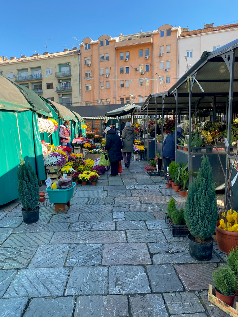 Imagens da Feira Kalenic em Belgrado