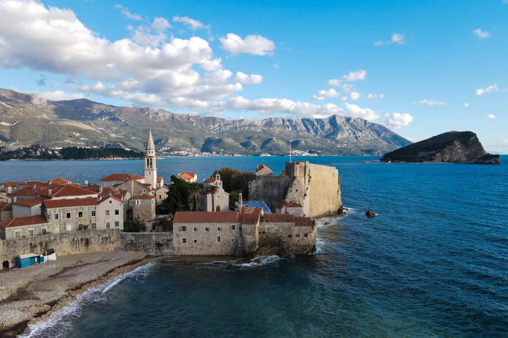Vista aerea de Budva com igrejas e a citadela na foto
