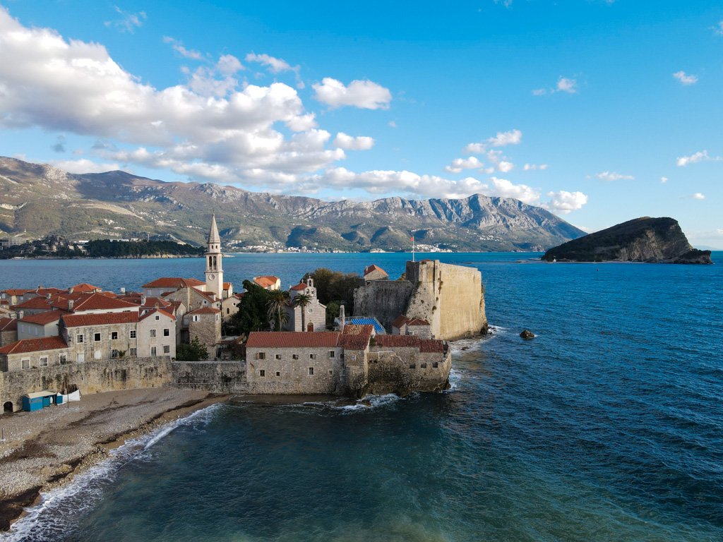 Vista aerea de Budva com igrejas e a citadela na foto