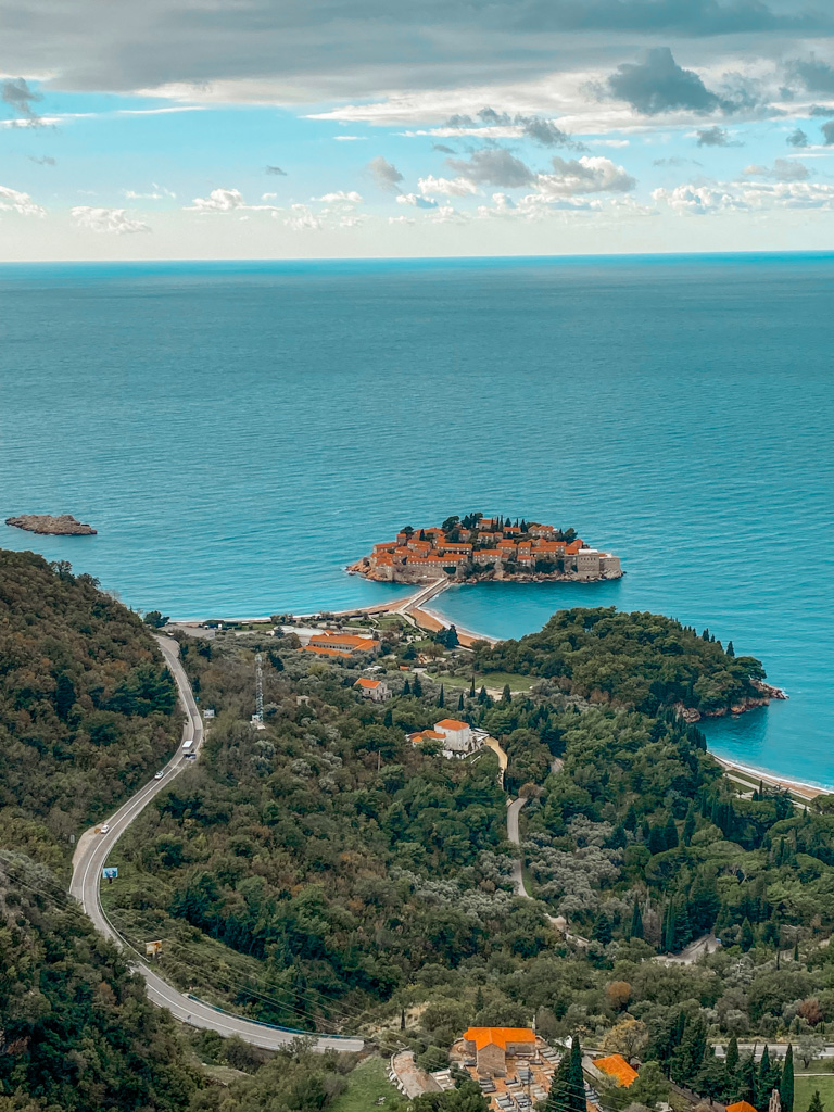 Vista do Mirante de Sveti Stefan em Montenegro