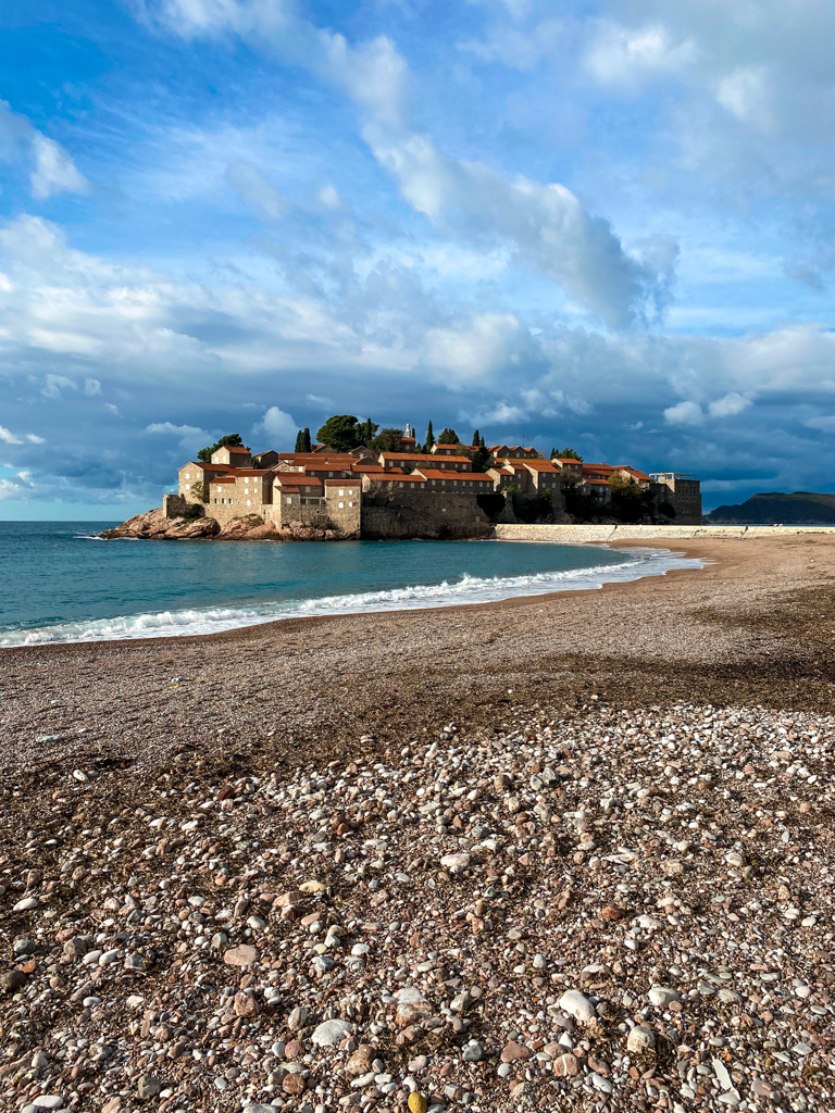 Vista a partir da praia para o hotel em Sveti Stefan em Montenegro