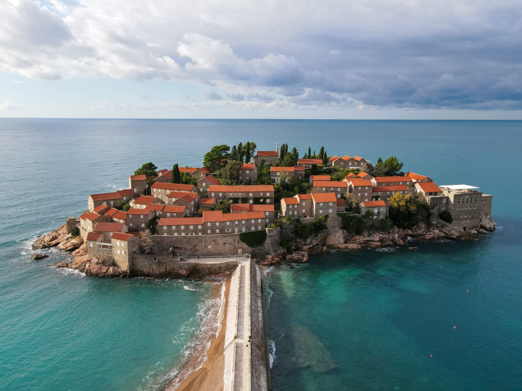 Vista aerea de Sveti Stefan em Montenegro